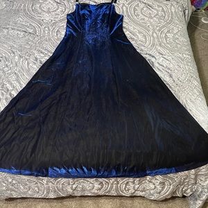It’s Betsy &Adam royal blue long dress without sleeves thers shoulders strap’s
